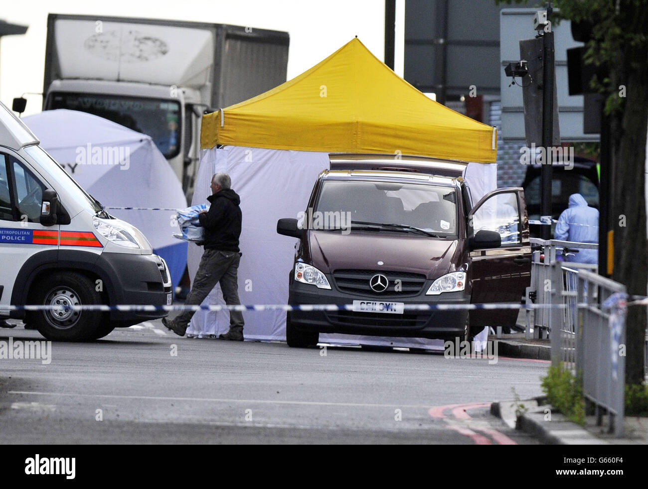 L'activité de la police sur les lieux de la rue John Wilson, Woolwich, où le batteur Lee Rigby, 25 ans, du 2e Bataillon, Royal Regiment of Fusiliers, a été assassiné. Banque D'Images