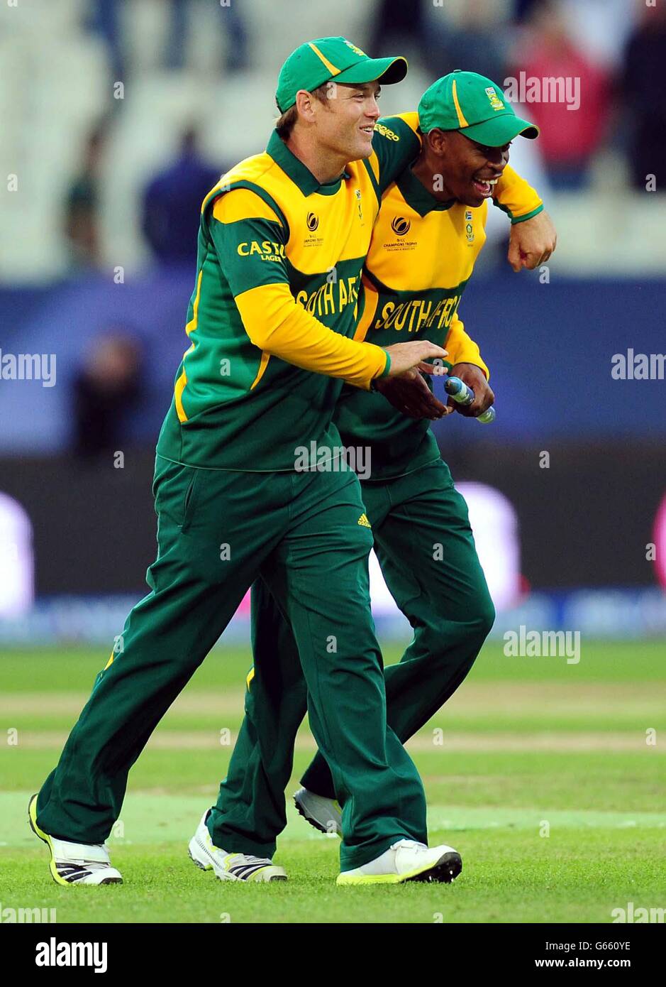 Colin Ingram (à gauche) en Afrique du Sud et Aaron Phangiso lors du match du Trophée des champions de la CPI à Edgbaston, Birmingham. Banque D'Images