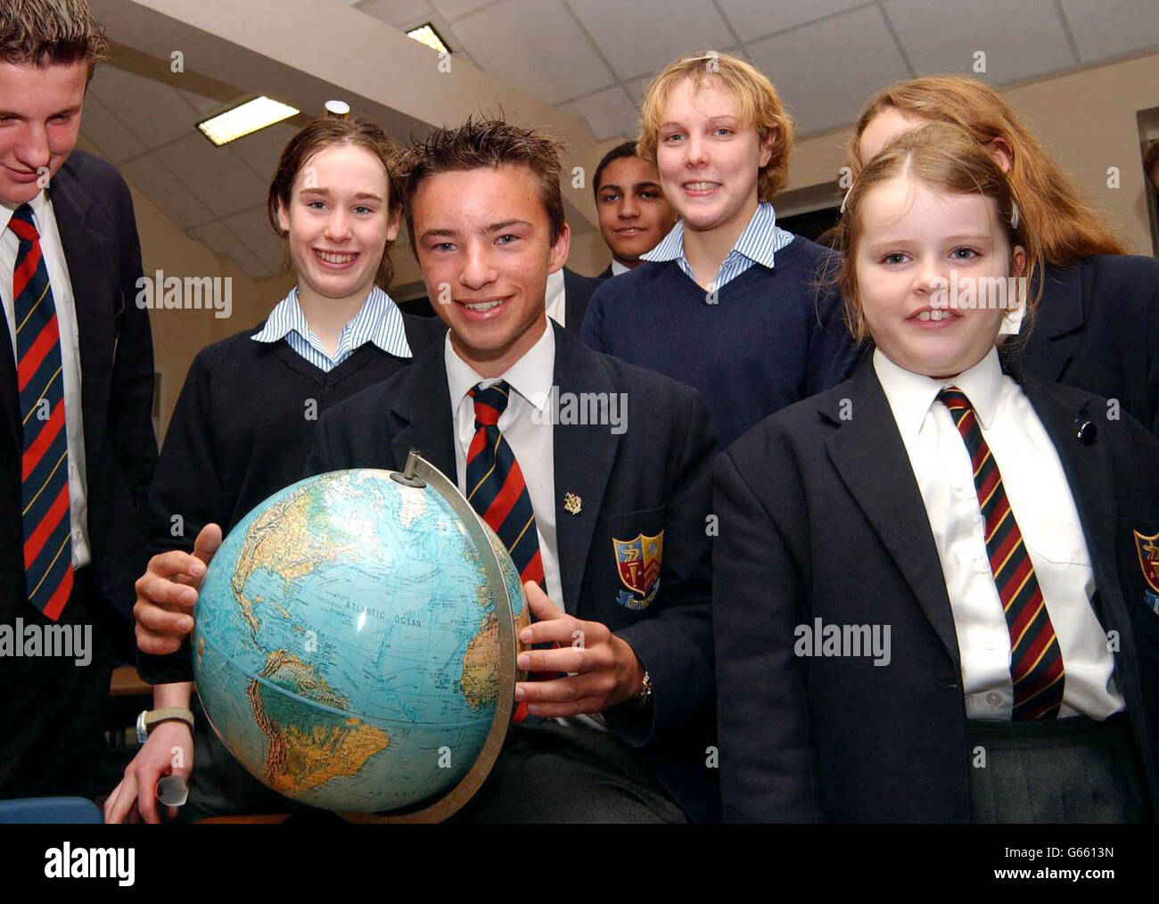 Le marin adolescent Seb Clover retourne à l'école Ryde sur l'île de Wight après son voyage record à travers l'Atlantique.À son arrivée, on a dit à l'homme de 16 ans qu'en dépit du fait qu'il était le plus jeune à naviguer dans l'Atlantique d'une seule main, il aurait dû travailler dur pour rattraper son travail scolaire qu'il avait manqué pendant le voyage de trois semaines. Banque D'Images