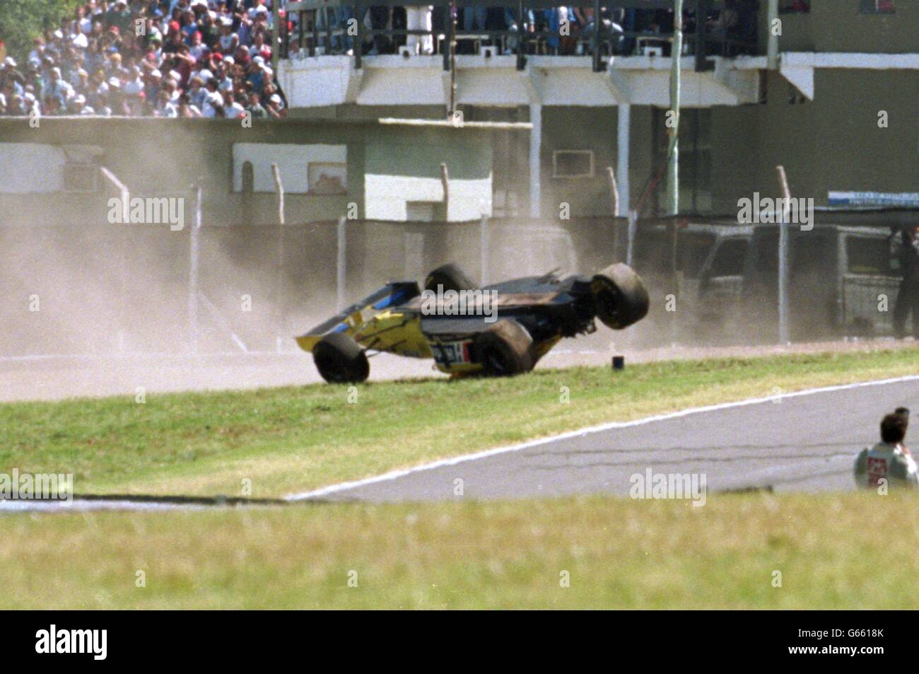 Luca Badoers Forti voiture vole à travers l'air comme lui Se bloque du circuit de Buenos Aires Banque D'Images