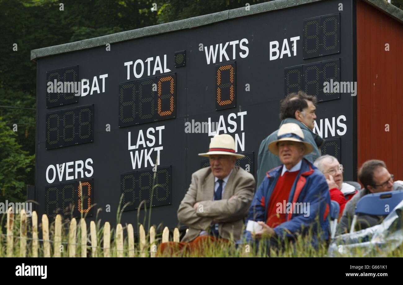 Le tableau de score blanc au Arundel Cricket Club, West Sussex, où RAIN a retardé le début du match de la LV= County Championship Division One entre Sussex et Surrey. Banque D'Images