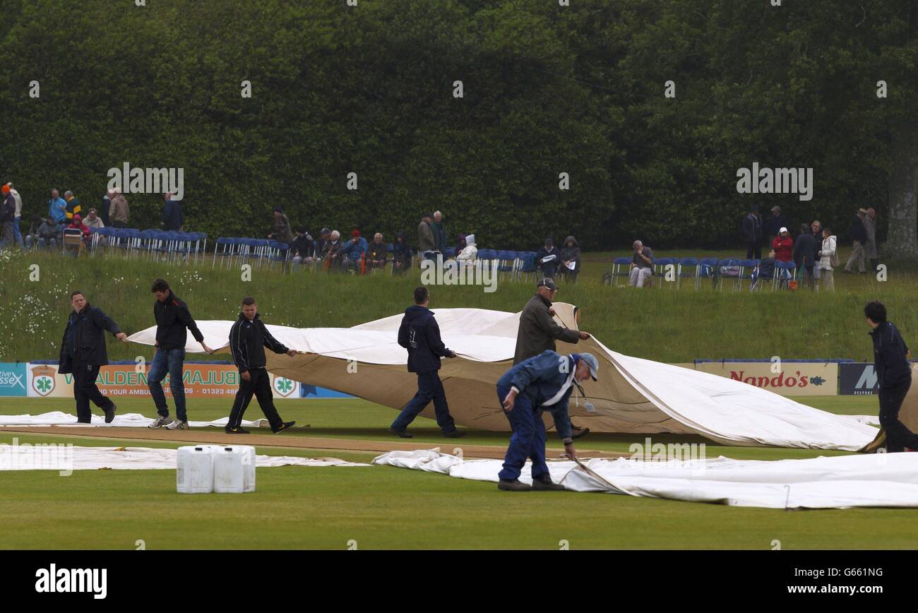 Le personnel au sol tire sur les couvertures au club de cricket d'Arundel, dans le West Sussex, où la pluie a retardé le début du match de la LV= County Championship Division One entre Sussex et Surrey. Banque D'Images