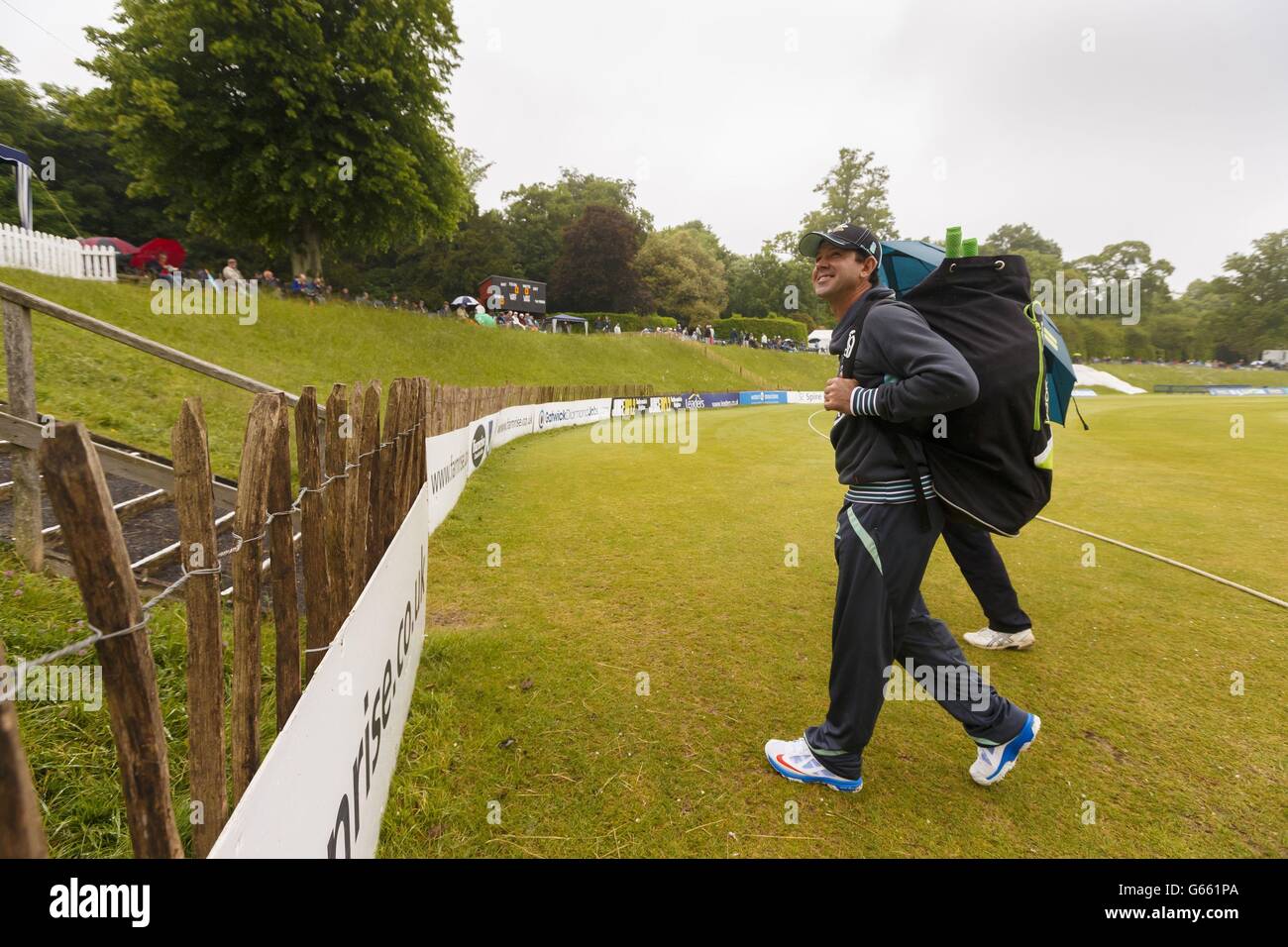 Ricky Ponting part au Arundel Cricket Club, West Sussex où la pluie a retardé le début du match de la LV= County Championship Division One entre Sussex et Surrey. Banque D'Images