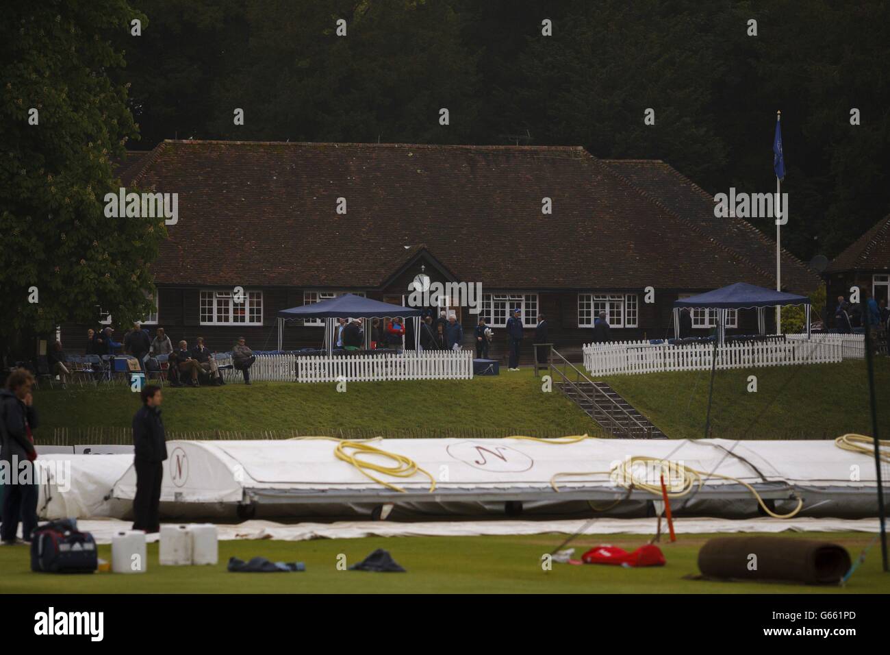 Les couvertures restent au-dessus du guichet au club de cricket Arundel, West Sussex où la pluie a retardé le début du match de la LV= County Championship Division One entre Sussex et Surrey. Banque D'Images