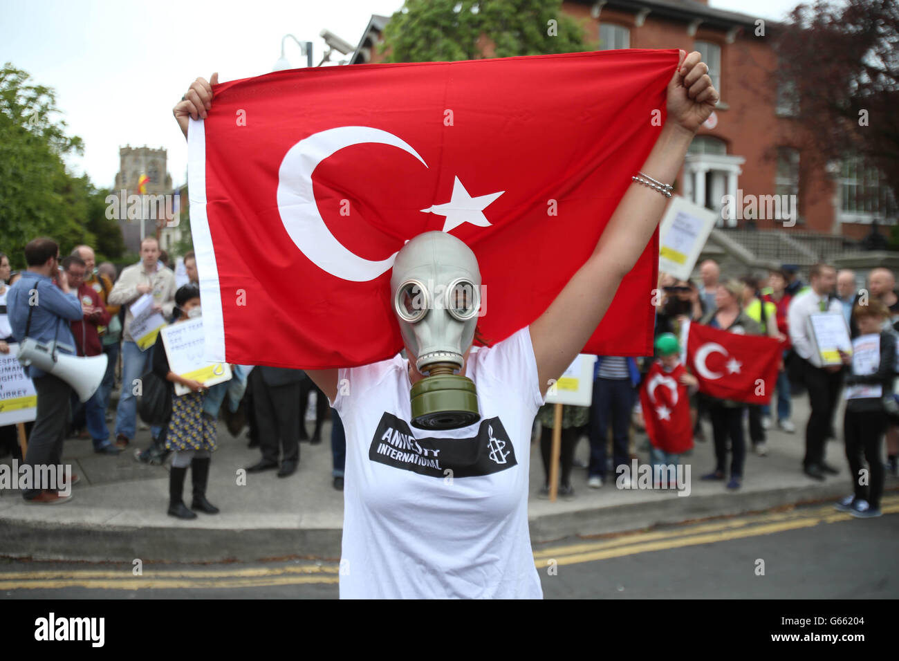 Des membres d'Amnesty International Ireland protestent contre la brutalité policière devant l'ambassade de Turquie à Ballsbridge, Dublin. Banque D'Images