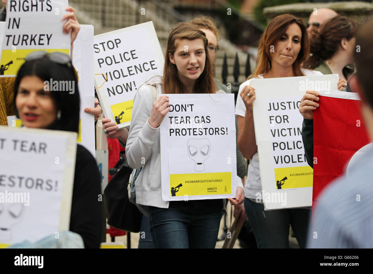 Des membres d'Amnesty International Ireland protestent contre la brutalité policière devant l'ambassade de Turquie à Ballsbridge, Dublin. Banque D'Images