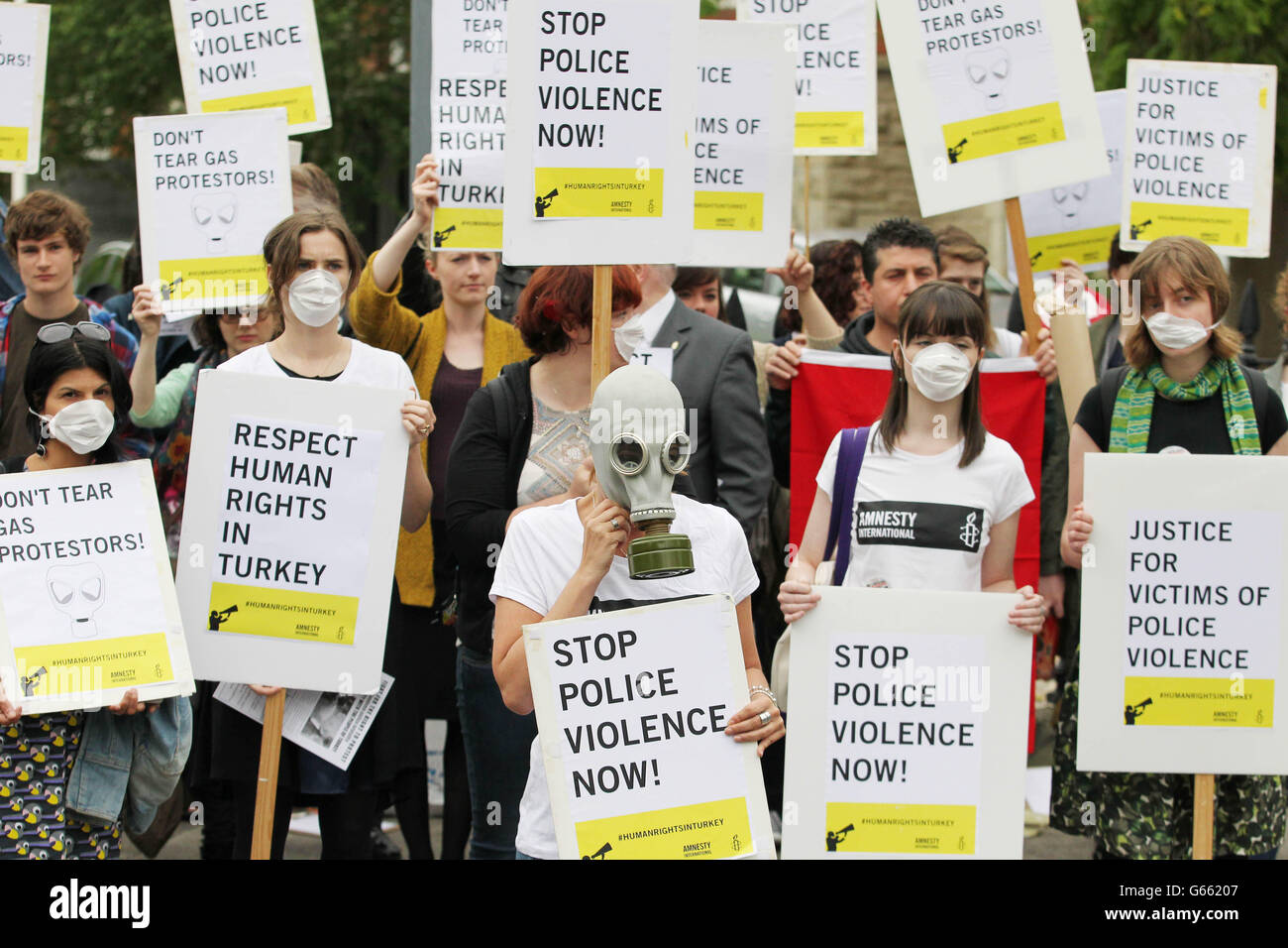 Des membres d'Amnesty International Ireland protestent contre la brutalité policière devant l'ambassade de Turquie à Ballsbridge, Dublin. Banque D'Images