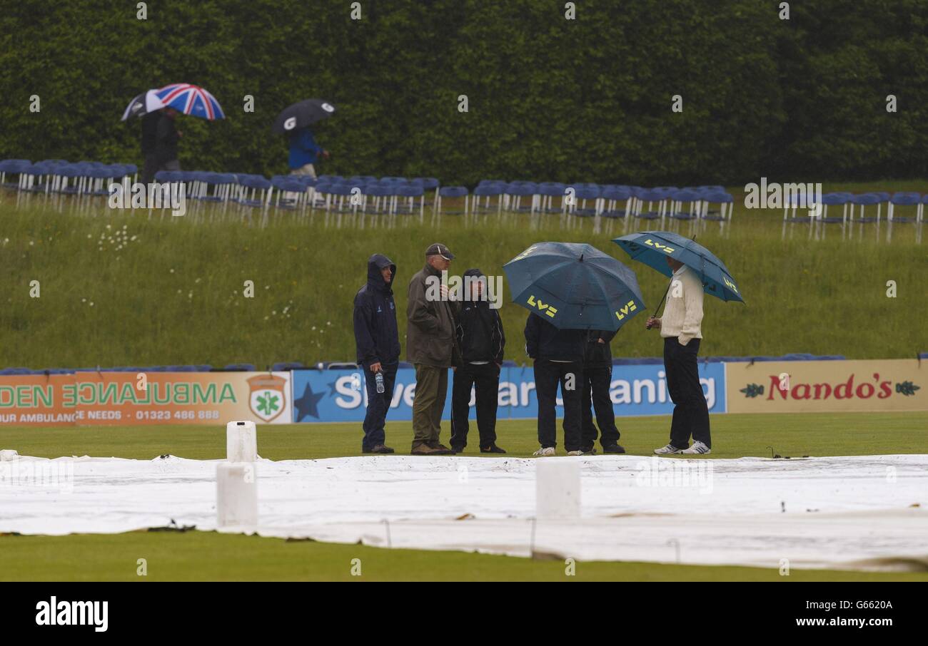 Cricket - LV= County Championship Division - Day One - Sussex / Surrey - Arundel Cricket Club.Les arbitres du match inspectent le cricket car la pluie a retardé le début du LV= County Championship Division One match entre Sussex et Surrey. Banque D'Images