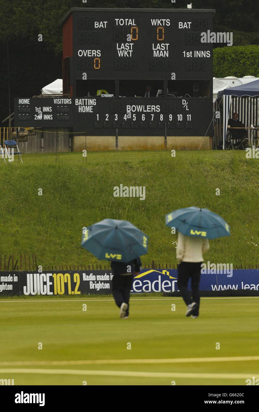 Les arbitres du match inspectent le cricket à Arundel Cricket Club, West Sussex où la pluie a retardé le début du LV= County Championship Division One match entre Sussex et Surrey. Banque D'Images