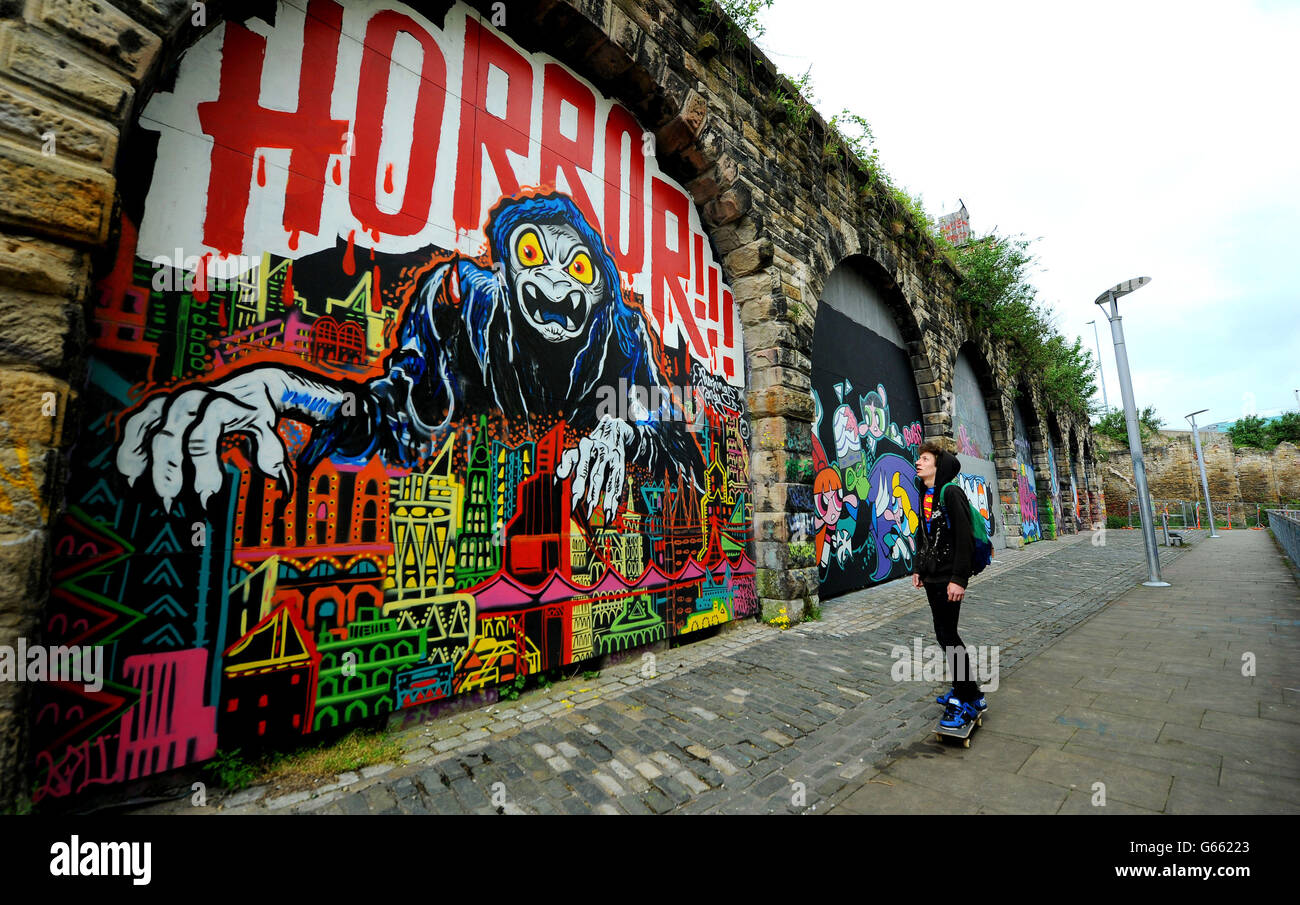 Certains des travaux d'art caché sur les arches de chemin de fer près de la Sage, Gateshead qui a été attribué comme mur légal pour les artistes pour faire leur travail. Banque D'Images
