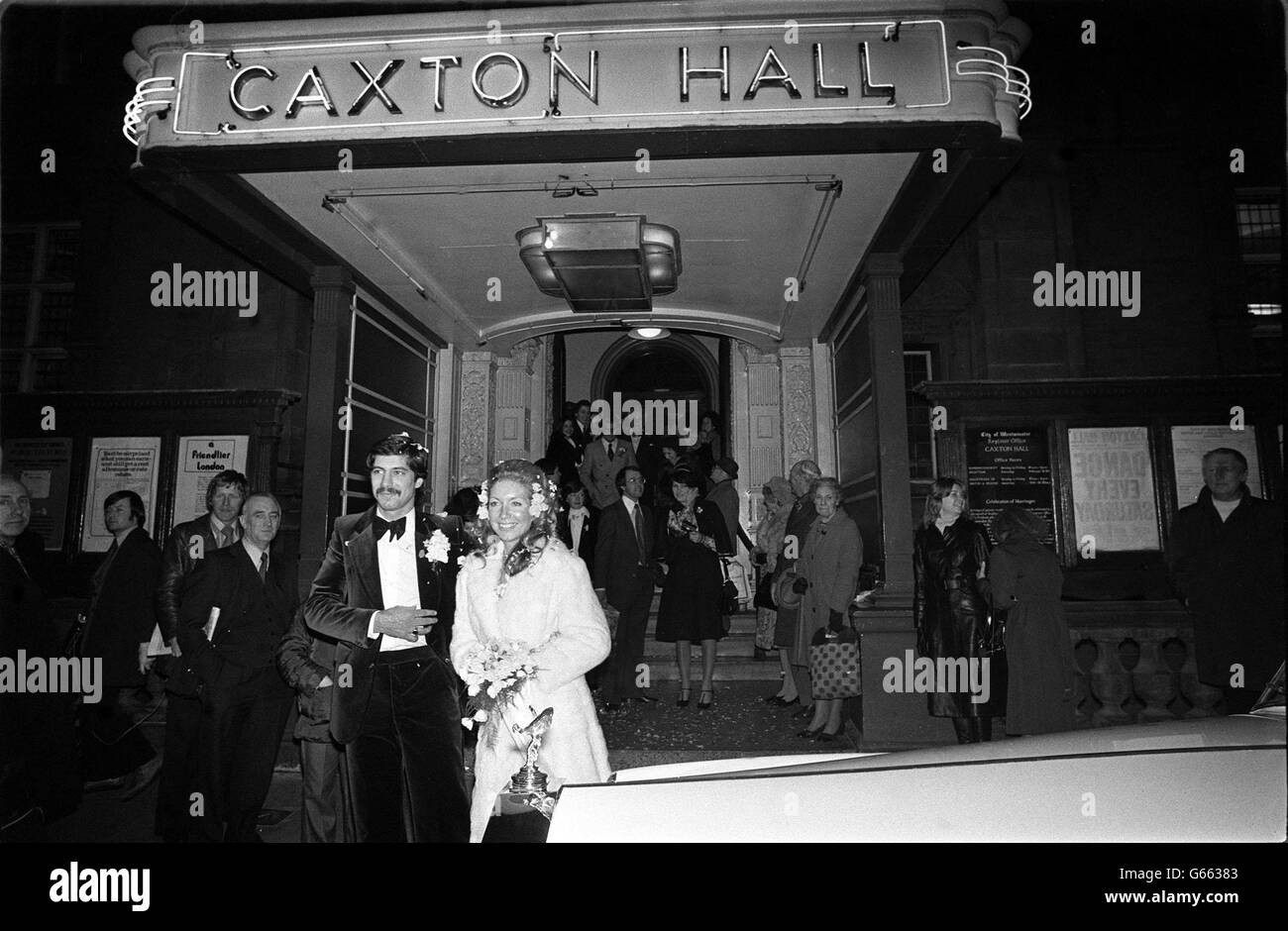 Regina Dangerfield et Robert Claiborne-Dixon, qui ont fait de l'histoire le dernier couple à être mercredi au bureau des caisses de Caxton Hall, Westminster.La mariée est une fille de l'acteur Richard Harris qui lui a prêté sa voiture blanche Rolls Royce pour l'occasion. Banque D'Images