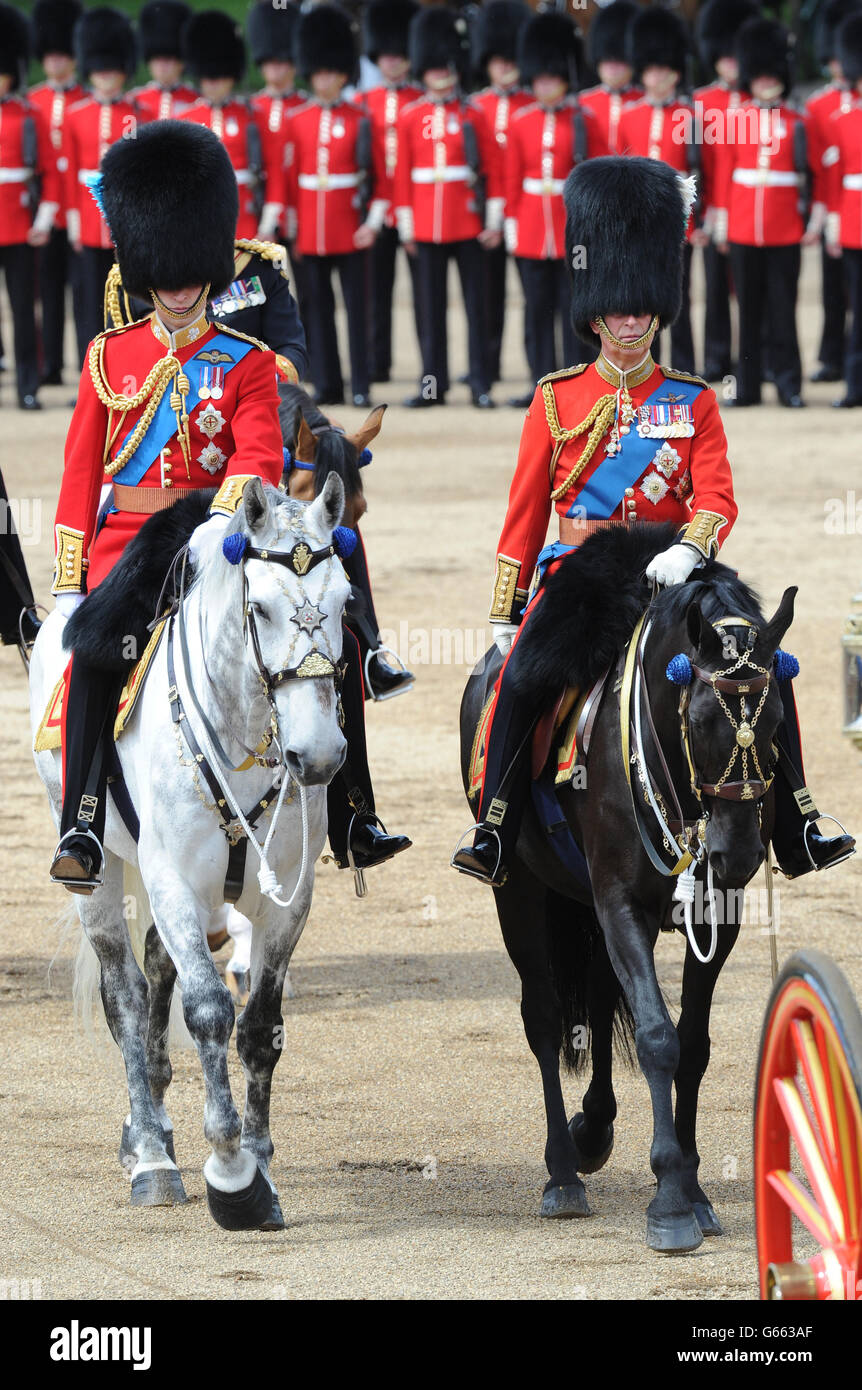 Le duc de Cambridge (à gauche) et le prince de Galles arrivent à Horse Guards Parade, Londres, pour assister à Trooping the Color. APPUYEZ SUR ASSOCIATION photo. Date de la photo: Samedi 15 juin 2013. Voir PA Story ROYAL Trooping. Le crédit photo devrait se lire : Anthony Devlin/PA Wire Banque D'Images