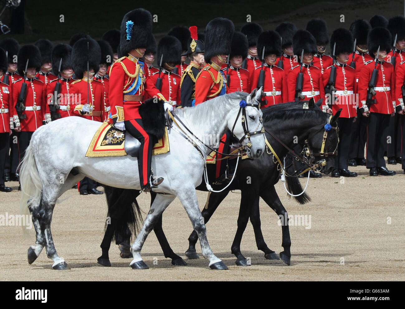 Le duc de Cambridge (à gauche) la princesse royale (au centre, partiellement cachée) et le prince de Galles (à droite) arrivent à Horse Guards Parade, Londres, pour assister à Trooping the Color. APPUYEZ SUR ASSOCIATION photo. Date de la photo: Samedi 15 juin 2013. Voir PA Story ROYAL Trooping. Le crédit photo devrait se lire : Anthony Devlin/PA Wire Banque D'Images