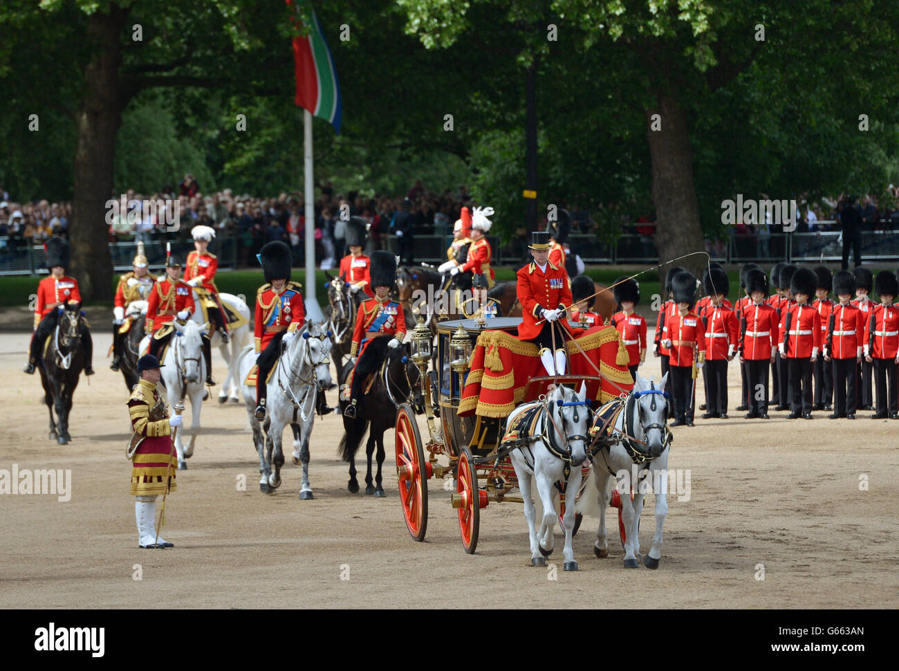 La reine Elizabeth II (non représentée sur la photo) arrive, suivie du duc de Cambridge (à gauche), de la princesse royale (à droite) et du prince de Galles (au centre), pour assister à la parade des gardes à cheval, à Londres, pour assister à Trooping the Color. APPUYEZ SUR ASSOCIATION photo. Date de la photo: Samedi 15 juin 2013. Voir PA Story ROYAL Trooping. Le crédit photo devrait se lire : Anthony Devlin/PA Wire Banque D'Images