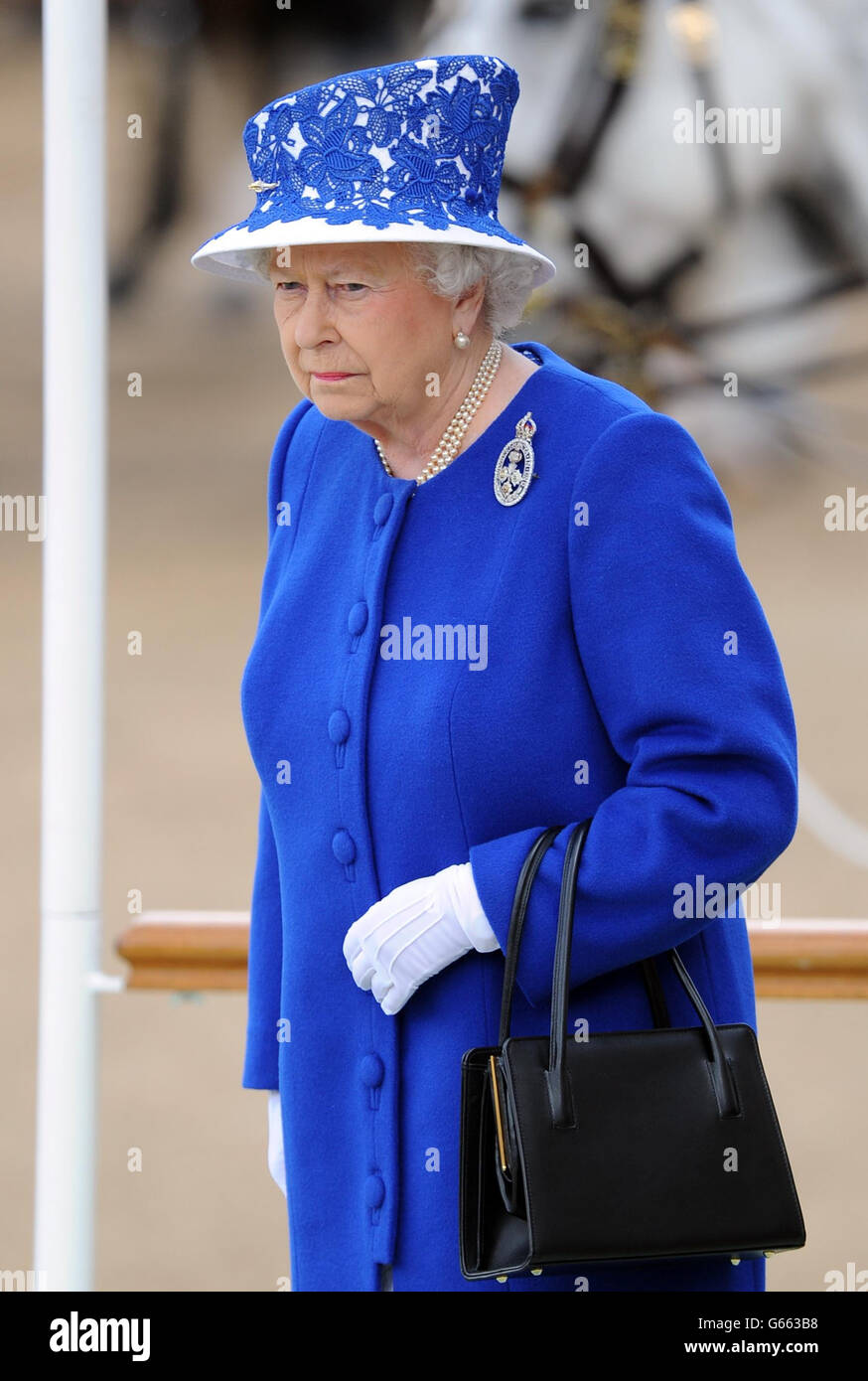 La reine Elizabeth II au Horse Guards Parade, Londres, pendant le Trooping the Color. Banque D'Images