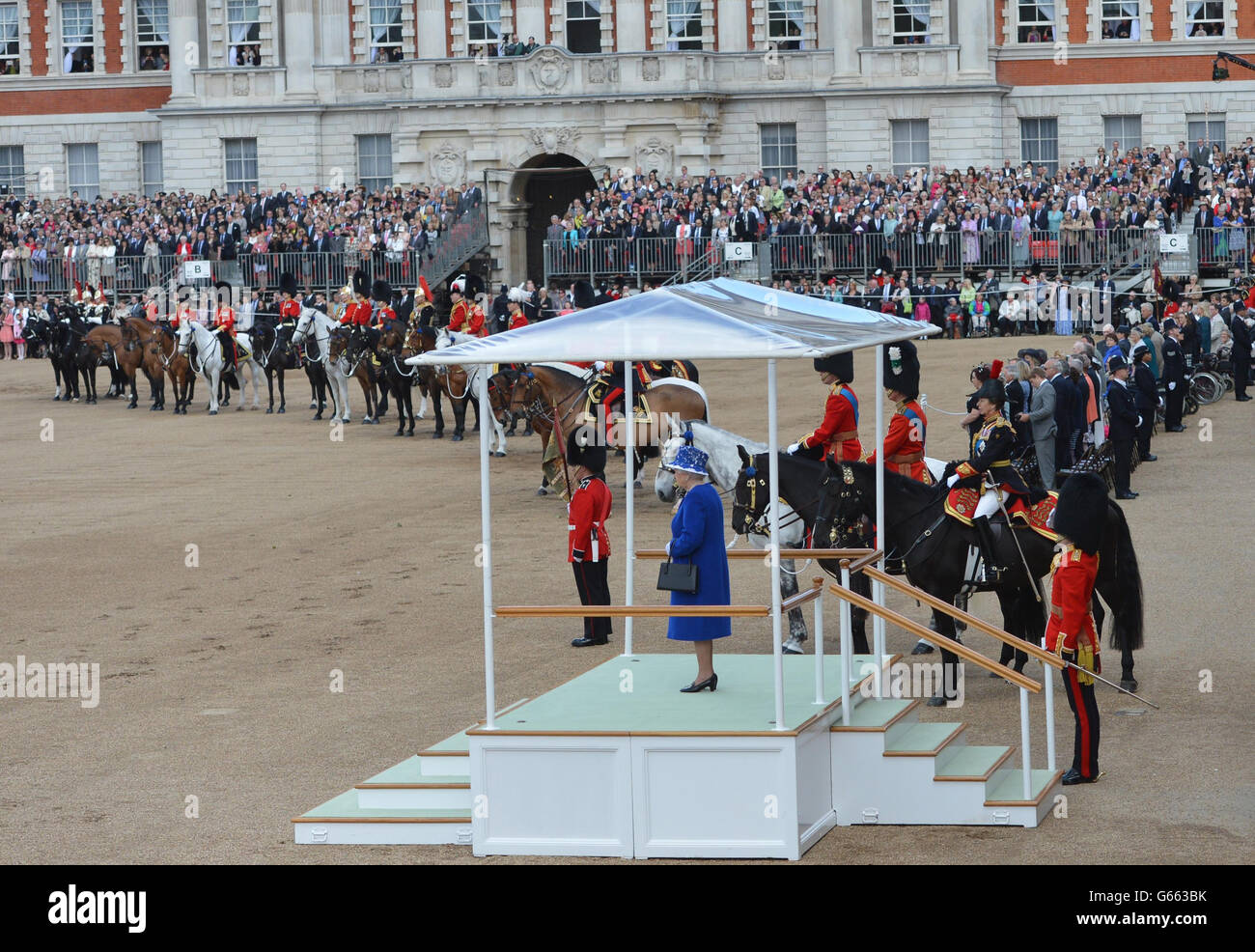 La reine Elizabeth II écoute l'hymne national au Horse Guards Parade, Londres, pendant le Trooping the Color. Banque D'Images