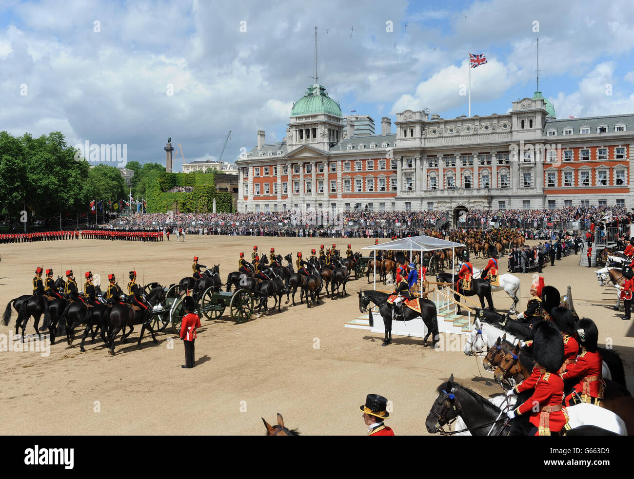La reine Elizabeth II inspecte la cavalerie de la maison pendant la Color at Horse Guards Parade, Londres. Banque D'Images