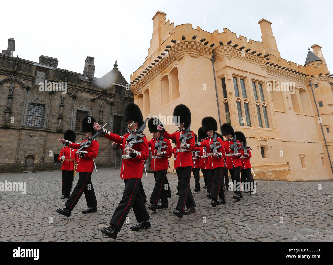 Forer Seargant John Lilley Shouts un commandement comme les gardes écossais du 1er Bataillon ont fourni les deux gardes de château au château de Stirling, comme les Gunners de la 105e Artillerie royale régimentaire (volontaires) a tiré un 21 pistolet Royal Salute au château pour marquer l'anniversaire officiel de sa reine Elizabeth II Banque D'Images