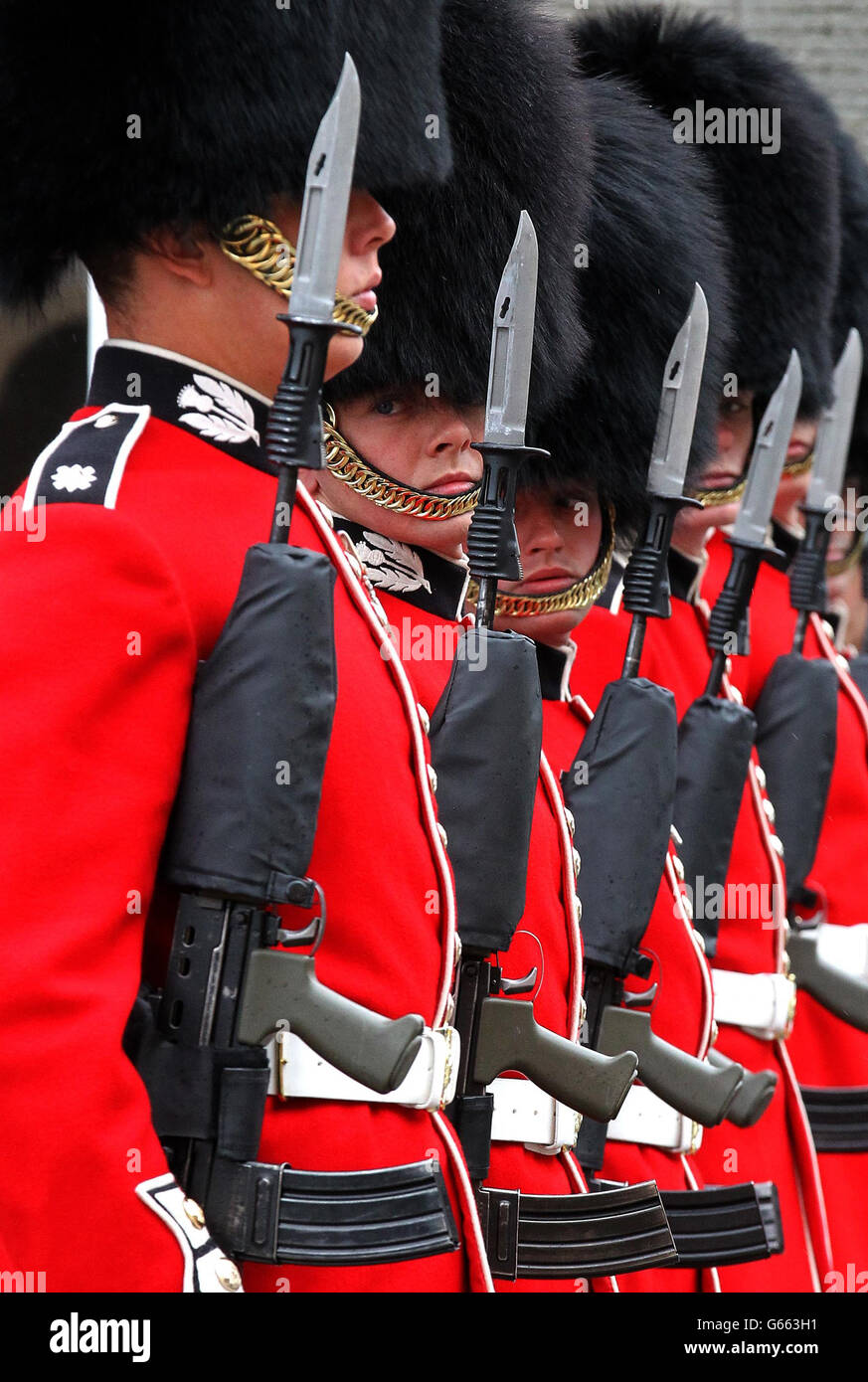 Le 1er Bataillon garde des Écossais au château de Stirling comme ils fournissent les deux gardes du château, comme les Gunners de la 105e Artillerie royale régimentaire (volontaires) a tiré un 21 feu Royal Salute au château pour marquer l'anniversaire officiel de sa reine Elizabeth II Banque D'Images