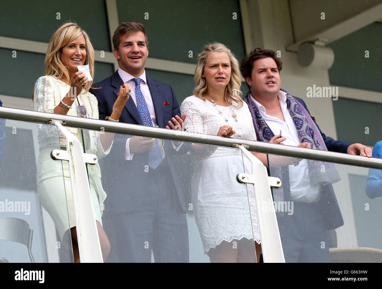 Courses hippiques - pas sur notre Watch Raceday - Sandown Park Racecourse.Lady Isabella Hervey (à l'extrême gauche) montre les courses à Sandown Park racecourse Banque D'Images