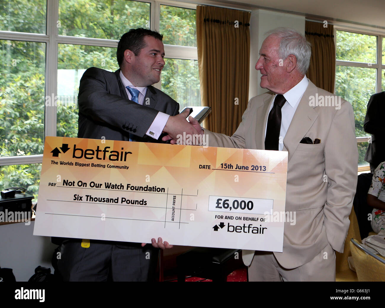 Jerry Weintraub (à droite), producteur américain de films, recueille un chèque de l'organisme de bienfaisance « pas sur notre montre » auprès du responsable de marque Betfair Andy Holmes (à gauche) Banque D'Images