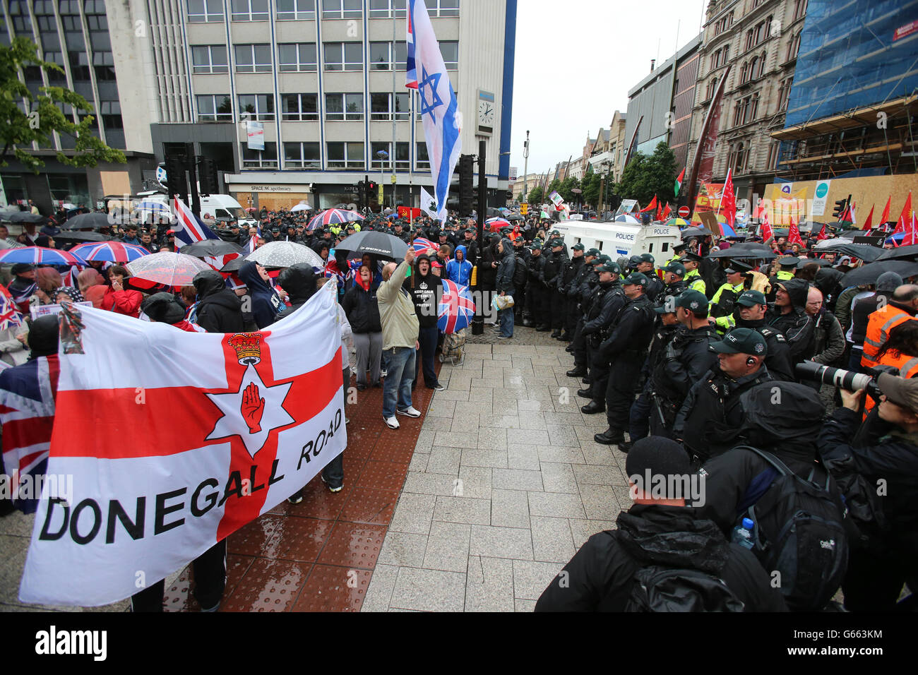 La police a séparé les manifestants du drapeau des syndicats loyalistes des manifestants anti-G8 lors d'un rassemblement qui aura lieu dans le centre de Belfast avant le sommet des dirigeants mondiaux du G8. Banque D'Images