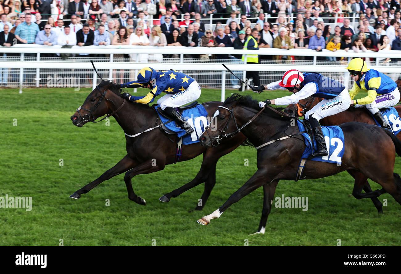 Body and Soul, monté par Duran Fetiman (à gauche), remporte le trophée Sprint Charity au York Racecourse, à York. Banque D'Images