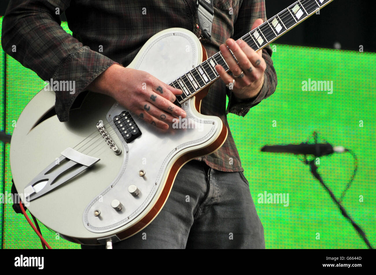 Joshua Homme de Queens of the Stone Age se produit lors du Download Festival à Castle Donnington. Banque D'Images