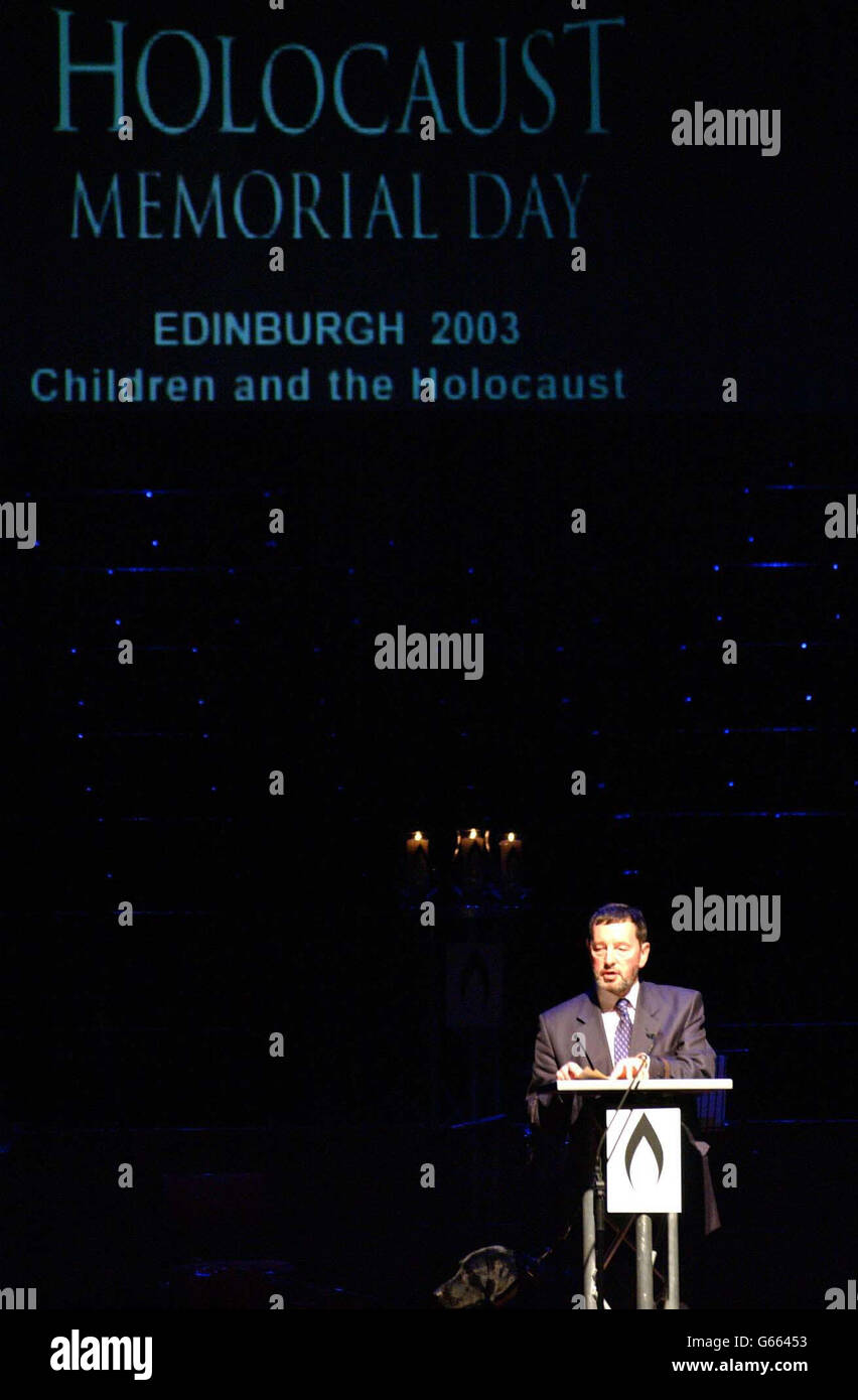Le secrétaire à l'accueil, David Blunkett, s'exprime au Usher Hall à l'occasion du jour commémoratif de l'Holocauste. La troisième Journée nationale de l'Holocauste, centrée sur Edimbourg, a porté sur les souffrances des enfants sous le régime nazi et d'autres atrocités commises au fil des générations. Banque D'Images