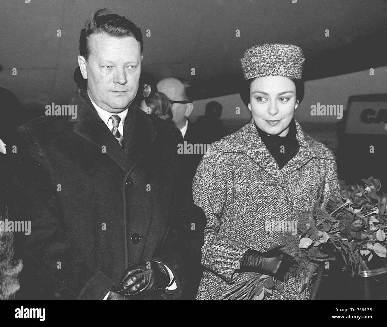 M. Jens Otto Krag, Premier ministre danois avec sa femme à leur arrivée à l'aéroport de Londres au départ de Paris. Banque D'Images