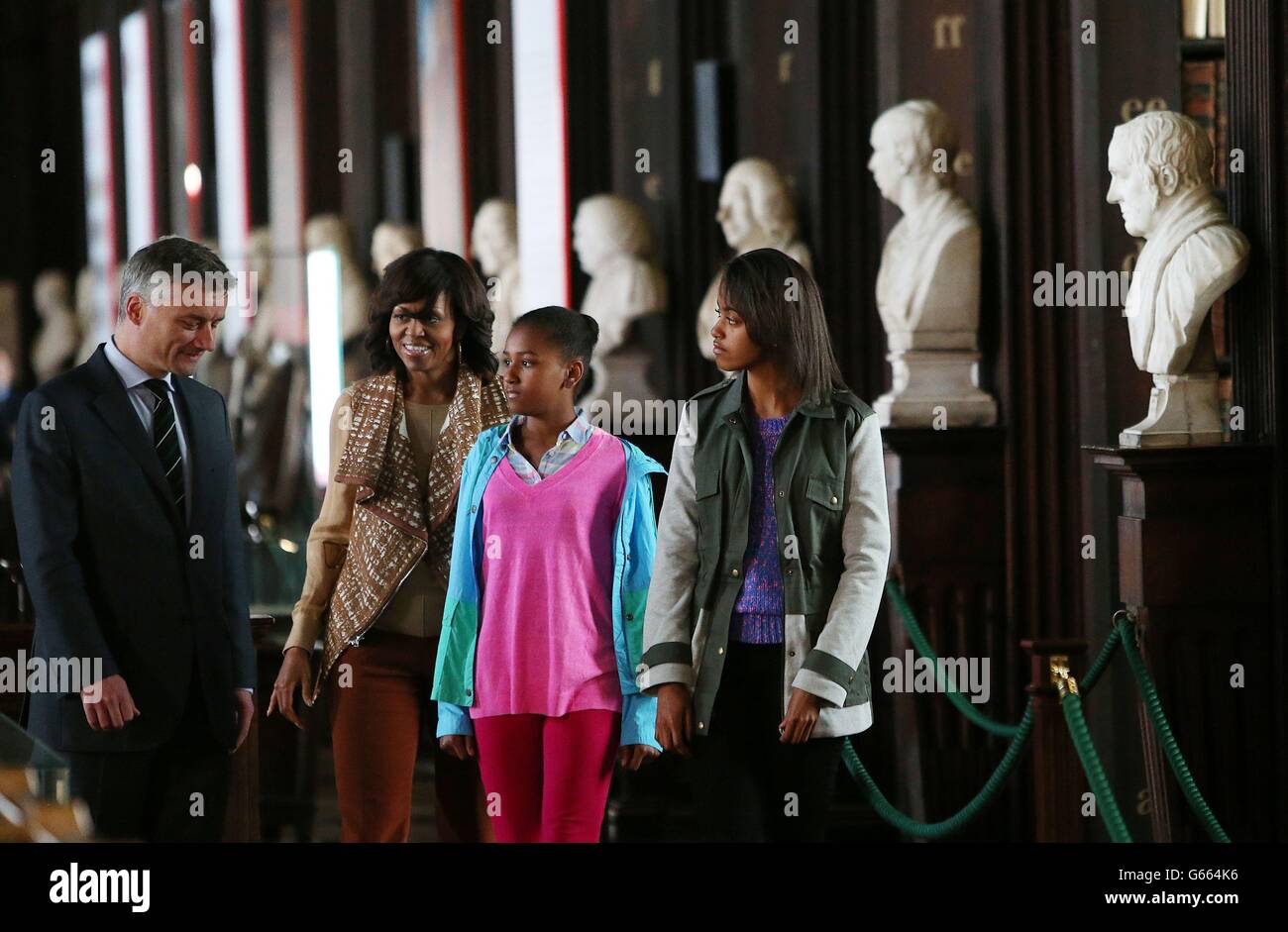 LA première dame DES ÉTATS-UNIS Michelle Obama avec ses filles Sasha (à gauche) et Malia Ann avec Provost de Trinity Dr. Patrick Prendergast lors de leur visite à la bibliothèque de long Hall à Trinity, Dublin où ils ont également vu le Livre de Kells de renommée mondiale. Banque D'Images