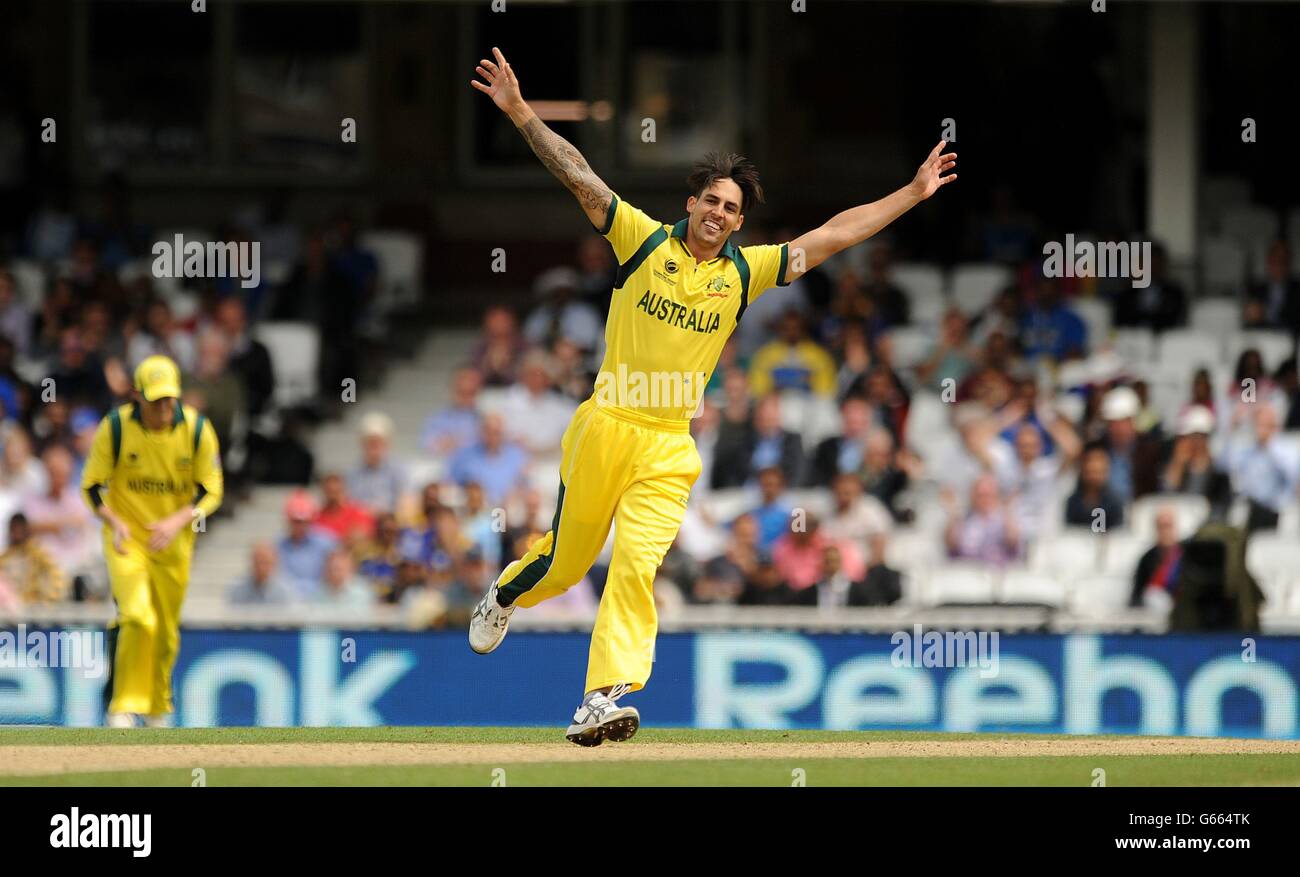 Le Mitchell Johnson d'Australie célèbre la prise du cricket de Lahiru Thirimanne au Sri Lanka (non représenté) lors du match du Trophée des champions de la CCI au Kia Oval, Londres. Banque D'Images