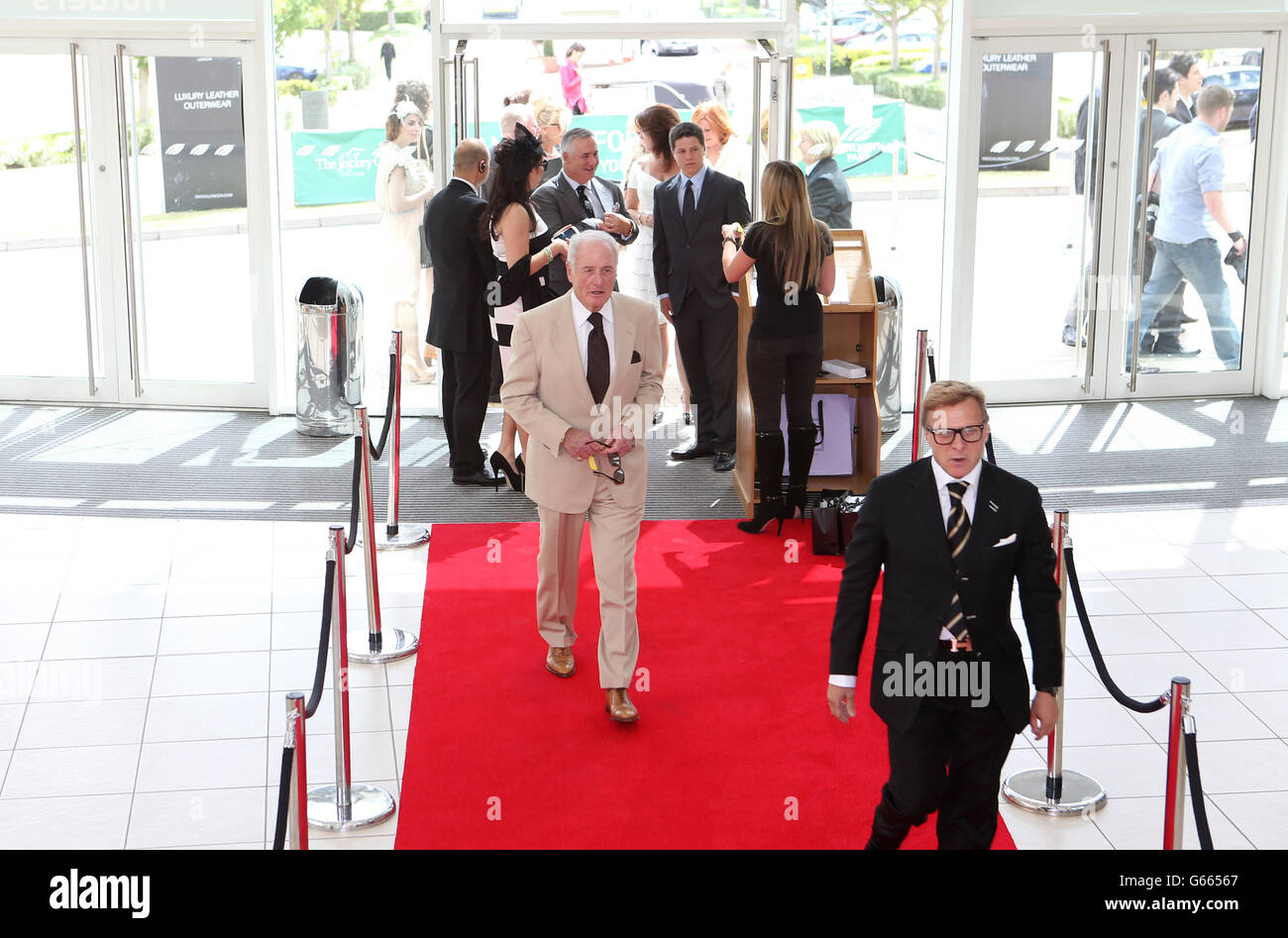 Jerry Weintraub, producteur américain de films, arrive pour l'événement caritatif The Not on our Watch à l'hippodrome de Sandown Park Banque D'Images