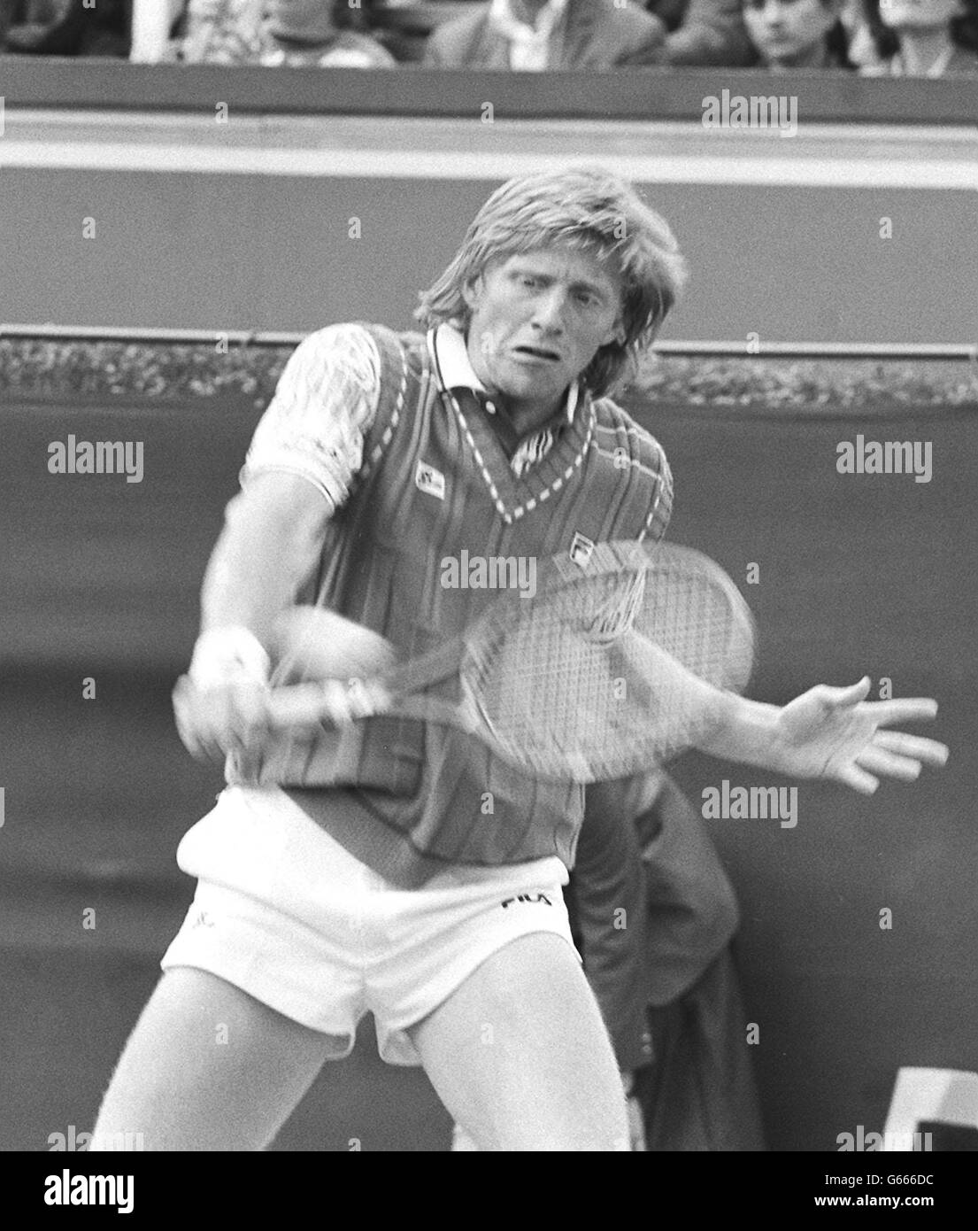 Boris Becker en action au Queen's Club de Londres, dans la finale du championnat de tennis Stella Artois. Banque D'Images