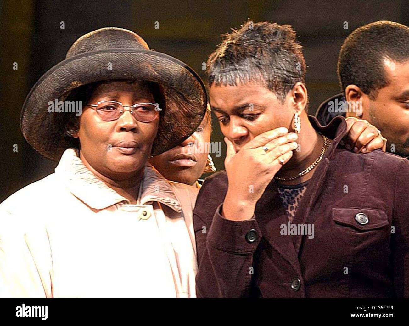 Beverley Thomas (à droite), mère de Charlene Ellis, est réconfortée par une femme non identifiée lors de l'événement « Communities Unite », Villa Park, Birmingham, tenu à la mémoire de Charlene Ellis et Latisha Shakespeare, les adolescentes tuées lors d'une fête du nouvel an. Banque D'Images