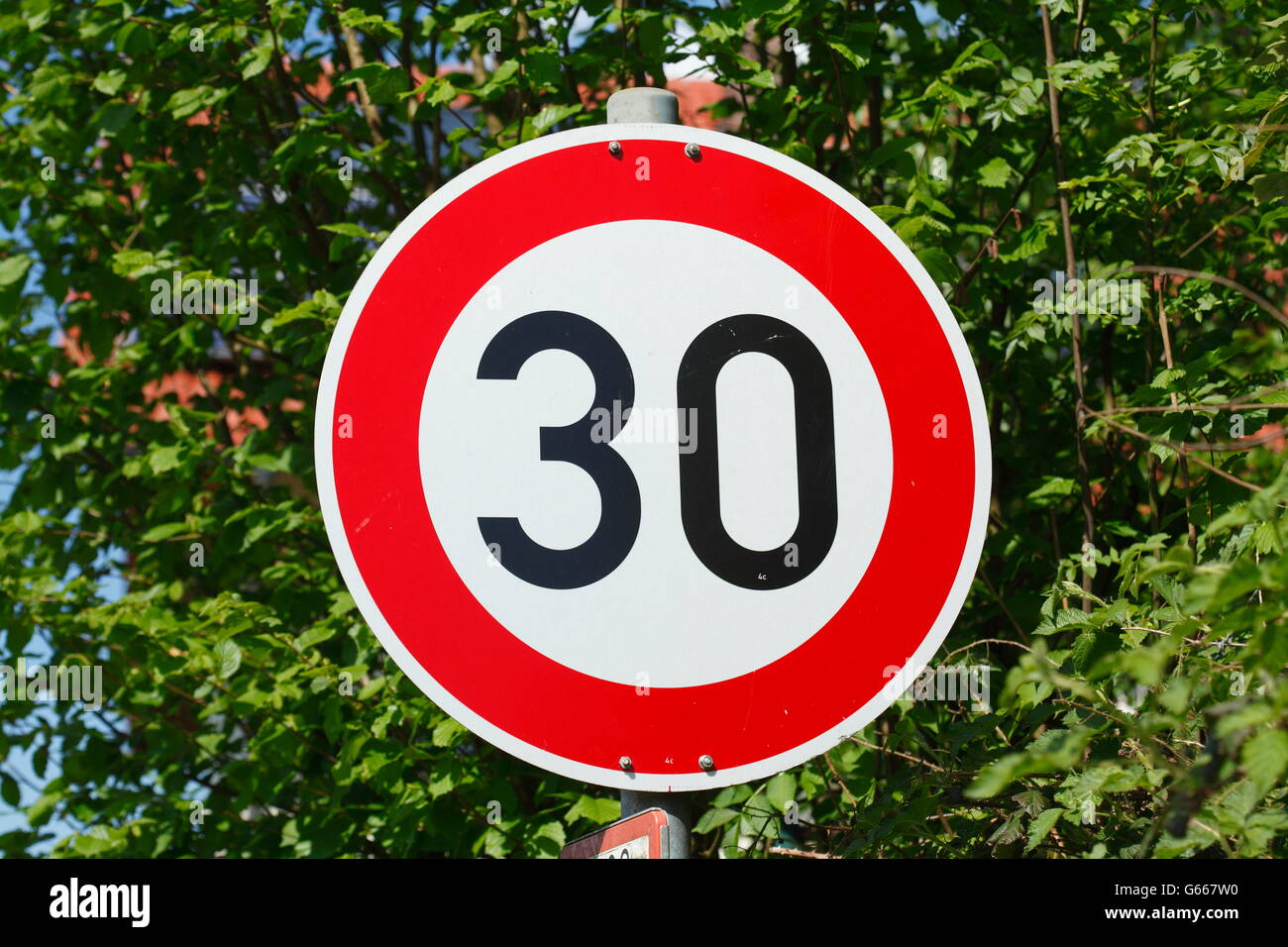 Panneau de signalisation, vitesse limitée à 30 km/h, Passau, Bavière ...