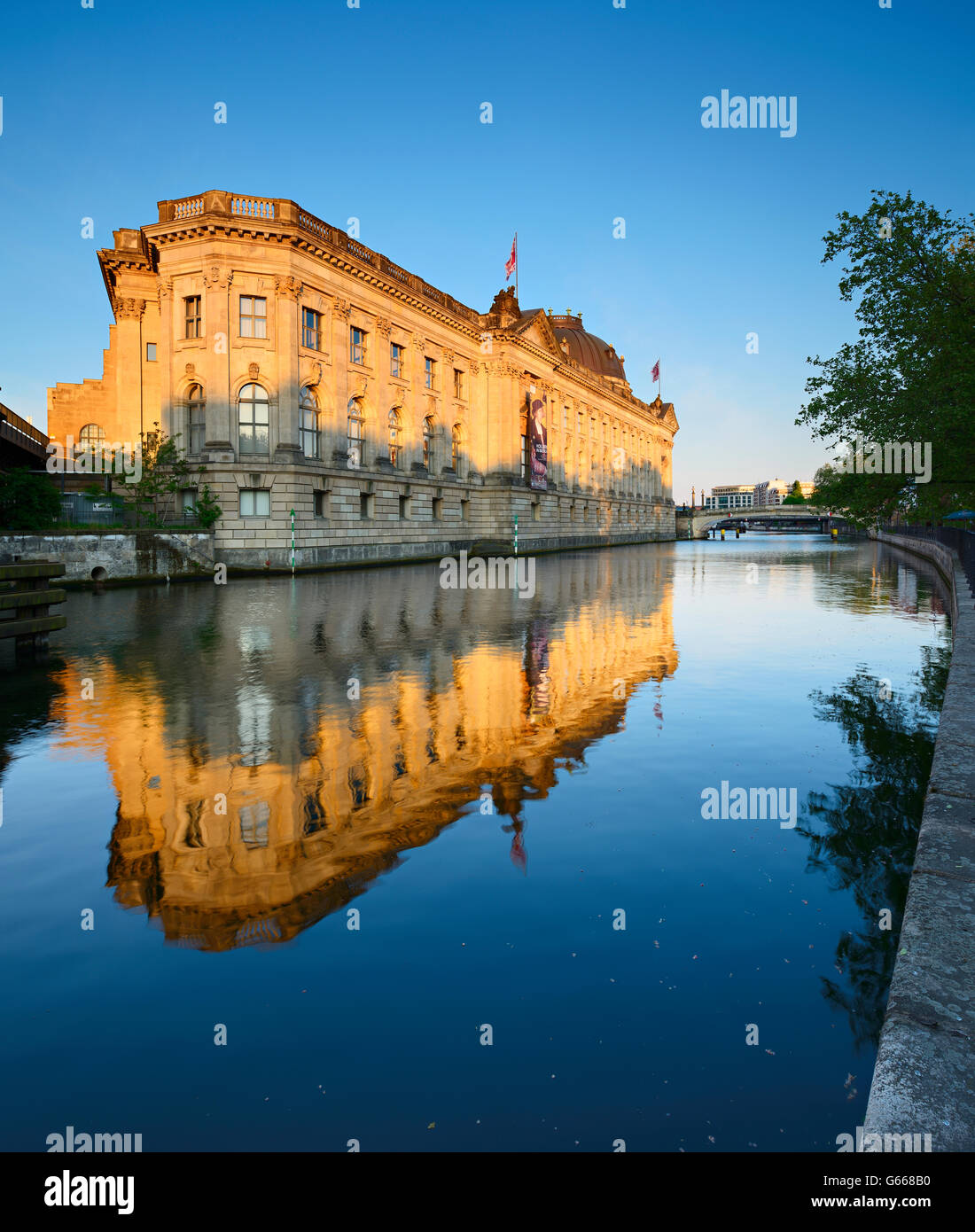 Musée de Bode se reflétant dans la rivière Spree, l'île aux musées, Berlin-Mitte, Berlin, Allemagne Banque D'Images