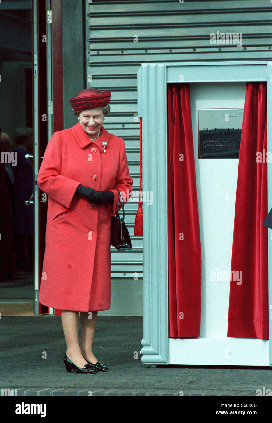 Sa Majesté la Reine ouvrant la suite royale à l'aéroport de Heathrow. Banque D'Images