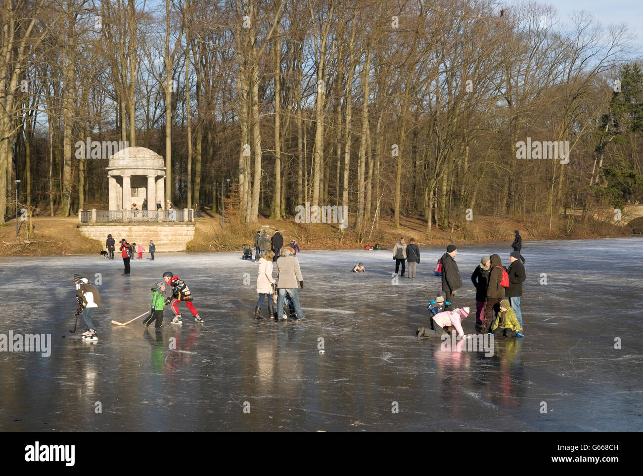 Les gens sur le lac gelé en tadtwald «' park, Krefeld, Rhénanie du Nord-Westphalie Banque D'Images