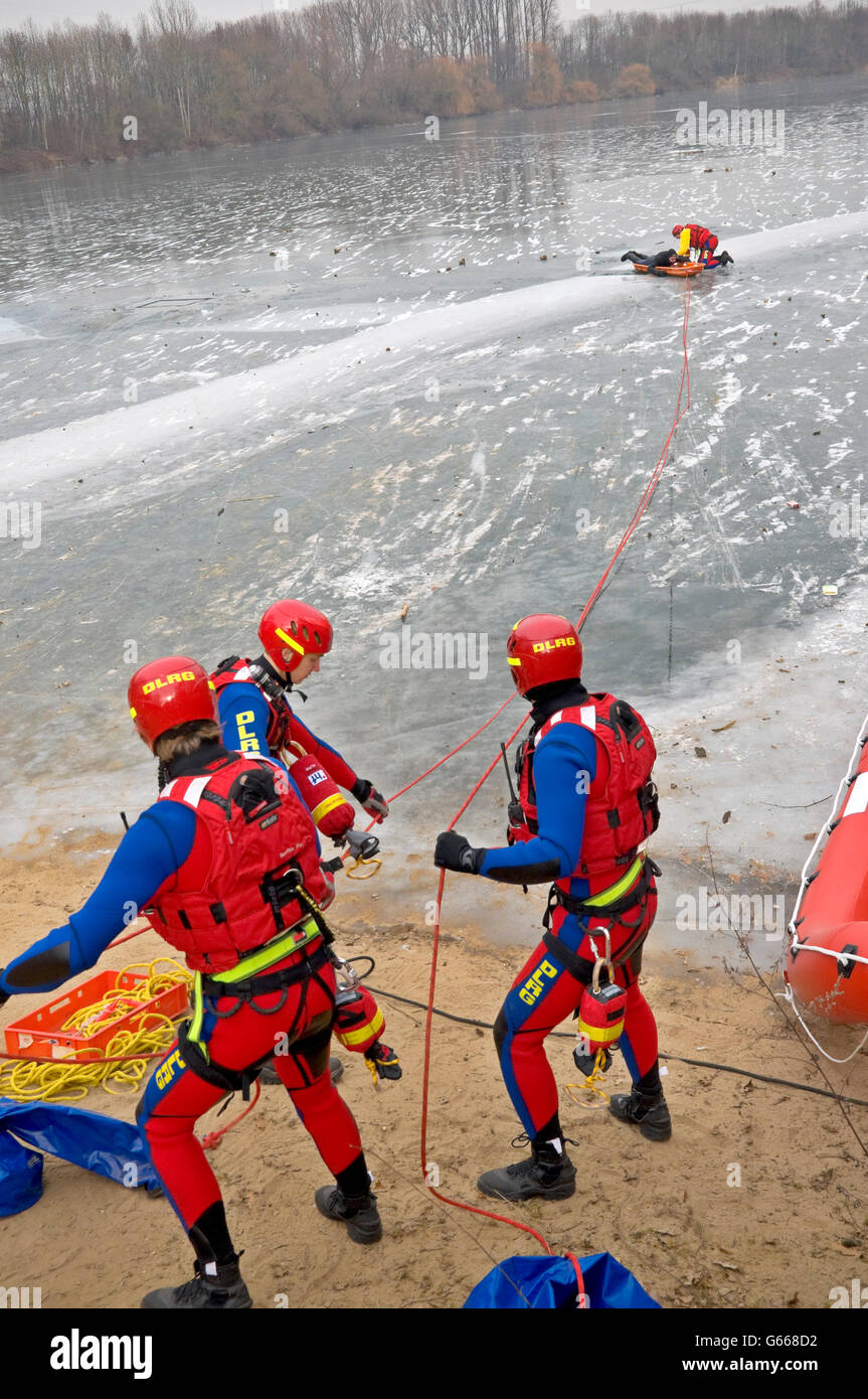 La pratique de l'équipe de sauvetage nautique sur lac gelé à Meerbusch, Neuss, en Rhénanie du Nord-Westphalie Banque D'Images