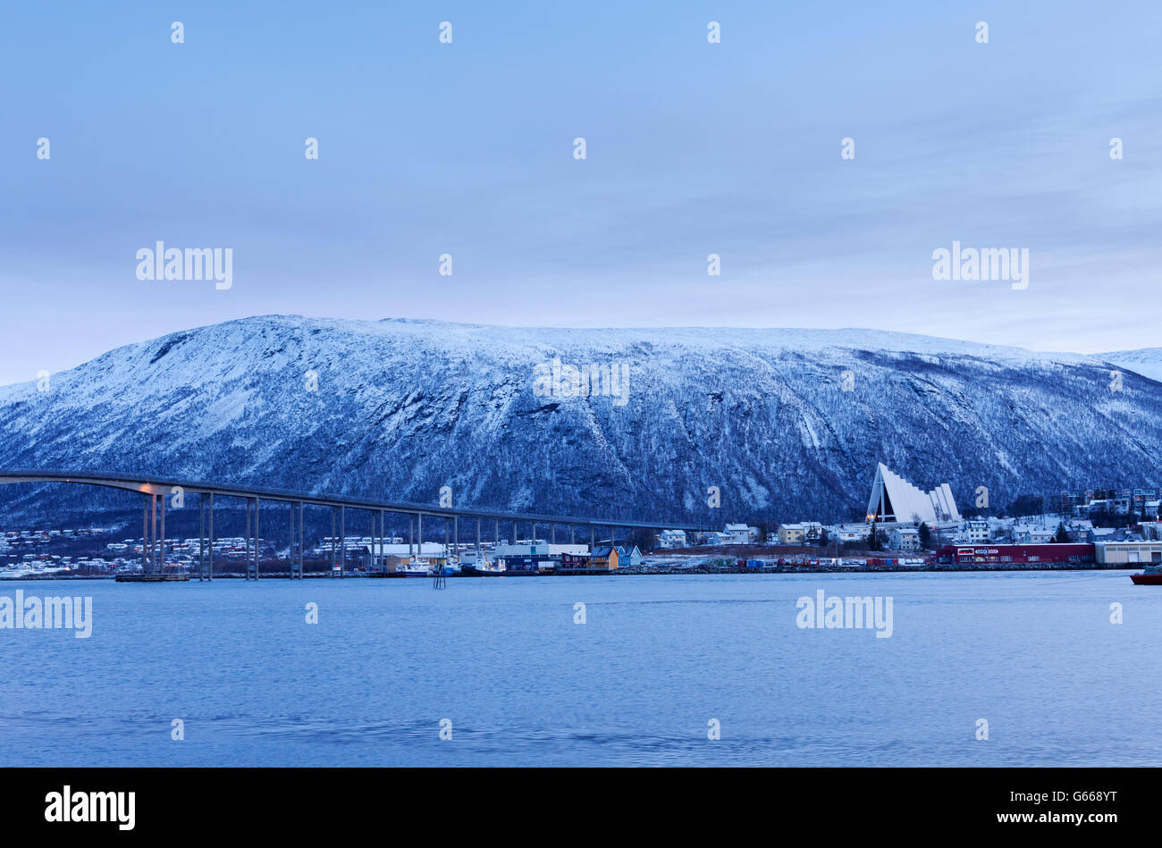 Tromsdalen de la zone portuaire de Tromsø, Tromso, au cours de l'hiver, crépuscule avec Tromsdalen, église cathédrale arctique ou Banque D'Images