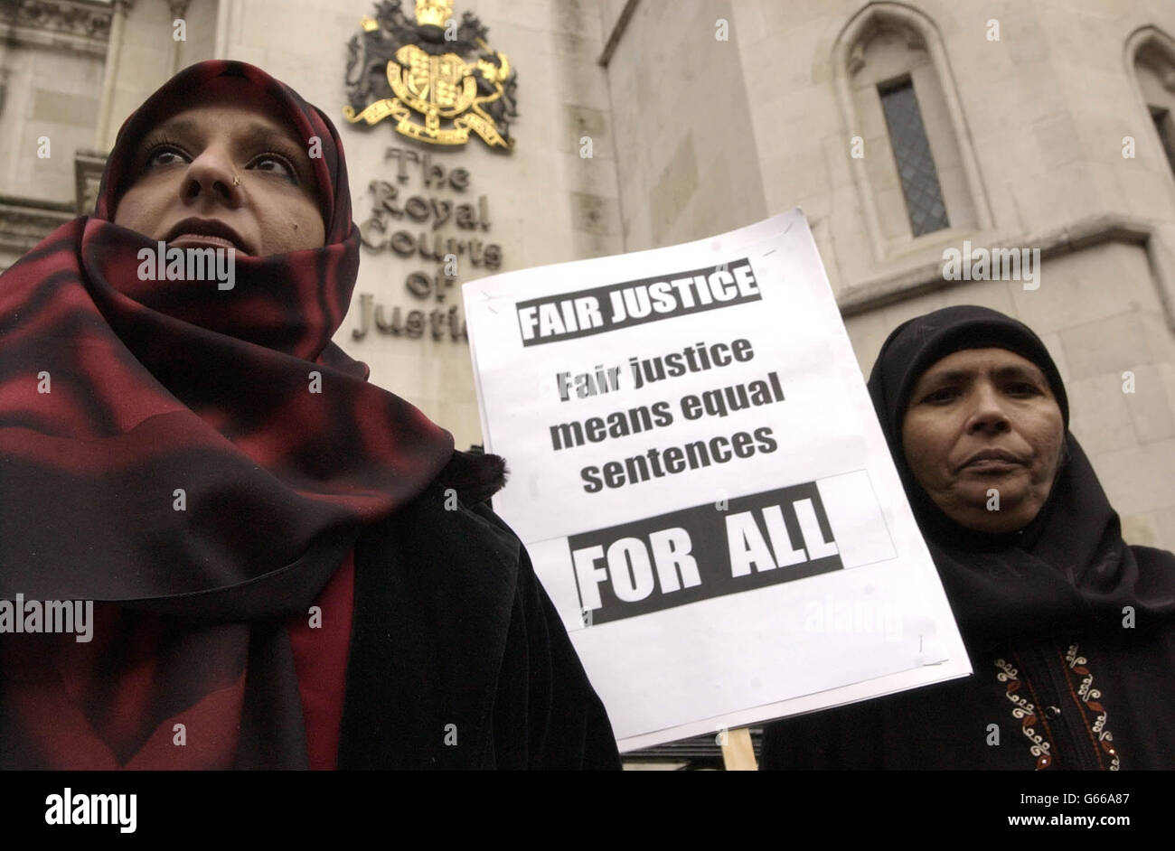 Saarah Ali, la mère de Shazad Ali, un jeune asiatique emprisonné après les émeutes de Bradford en 2001, et Fatima Pandor protestent devant la haute Cour. * des représentants de l'Assemblée nationale contre le racisme et les militants des droits civils ont rejoint les familles de plusieurs jeunes asiatiques, emprisonnés après les émeutes, comme l'a dit la Cour d'appel, leurs peines étaient disproportionnées plus longues que celles prononcées à des jeunes blancs. Banque D'Images