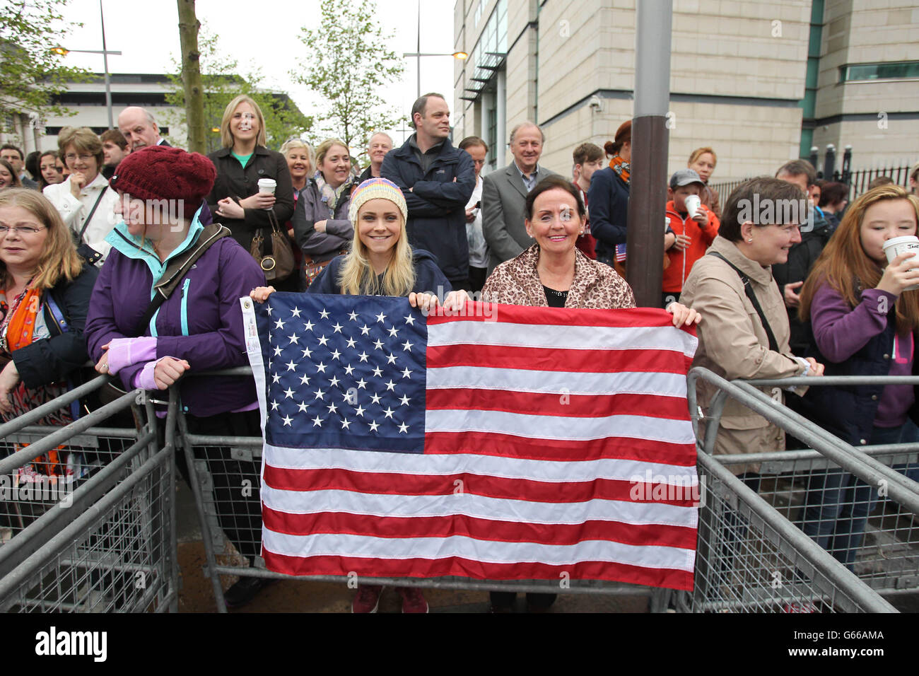 Les membres de la foule brandit un drapeau américain alors que Barack Obama arrive au Belfast Waterfront Hall avant de prononcer son discours d'ouverture avant le sommet du G8. Banque D'Images