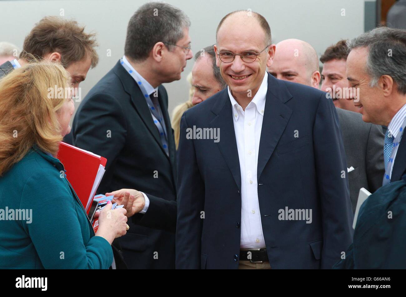 Le Premier ministre italien Enrico Letta est accueilli à son arrivée à l'aéroport international de Belfast, pour assister au sommet du G8 à Enniskillen. Banque D'Images