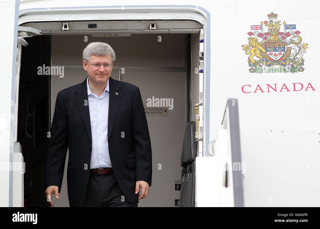 Le Premier ministre canadien Stephen Harper arrive à l’aéroport international de Belfast avant le sommet du G8 à Enniskillen. Banque D'Images