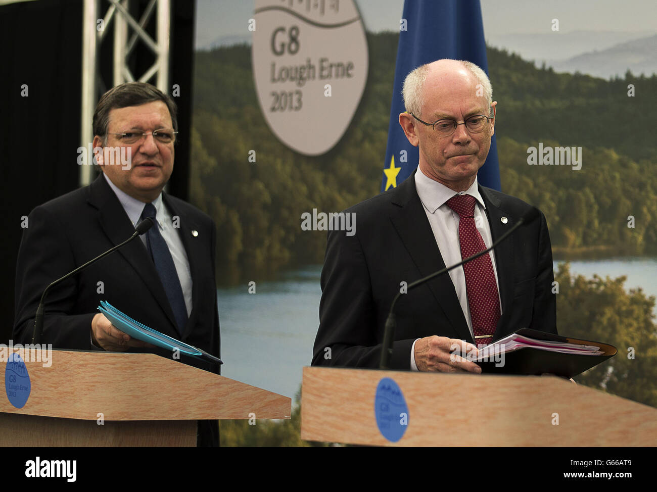 Le président de la Commission européenne, José Manuel Durao Barroso (à gauche) et le président du Conseil européen, Herman Van Rompuy (à droite), arrivent pour une conférence de presse au Sommet du G8 à Enniskillen, en Irlande du Nord. Banque D'Images