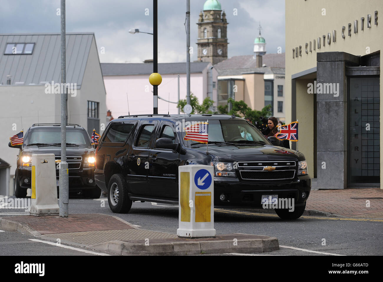 Un véhicule transportant le président américain Barack Obama passe devant le Clinton Center, Enniskillen, en Irlande du Nord. Banque D'Images