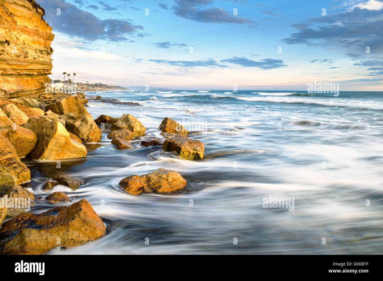 Les vagues déferlent sur la côte rocheuse, à North Beach, Del Mar, en Californie Banque D'Images