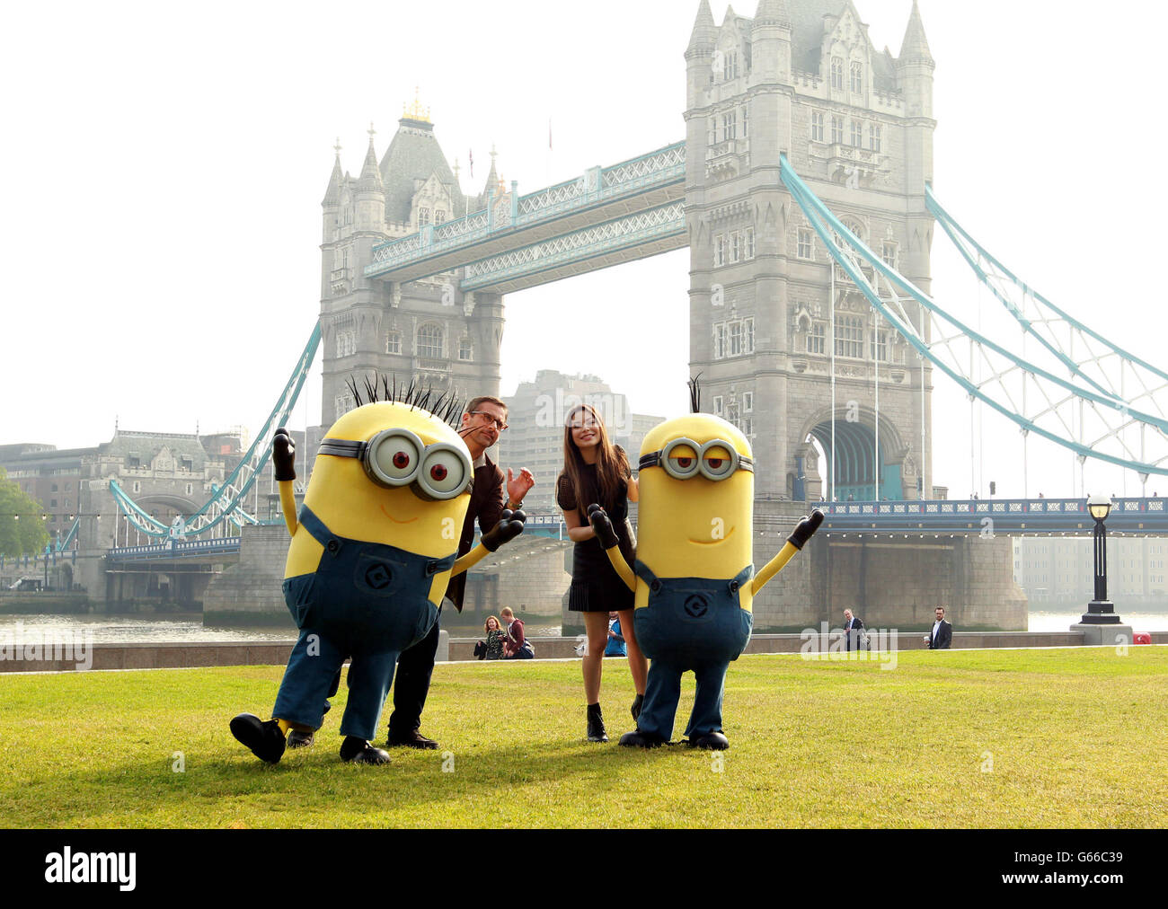 Steve Cerrell et Miranda Cosgrove à un photocall avec les personnages de costume de mini-mion du méprisable moi 2 dans le centre de Londres. D Banque D'Images