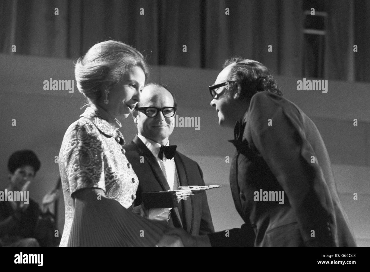 Le comédien Eric Morecambe reçoit le prix du meilleur spectacle télévisuel de divertissement léger de la part de la princesse Anne au Royal Albert Hall. Ernie Wise, partenaire comique, était en vacances et n'a pas pu assister à la cérémonie tenue par la Société des arts du film et de la télévision Banque D'Images